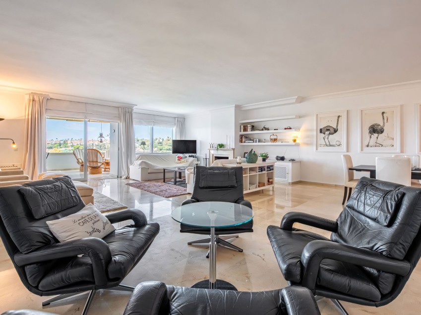 Buitenaanzicht van het appartementengebouw in Guadalmina Alta met uitzicht op de golfbaan. Appartement in Guadalmina Alta met terras en uitzicht op de golfbaan