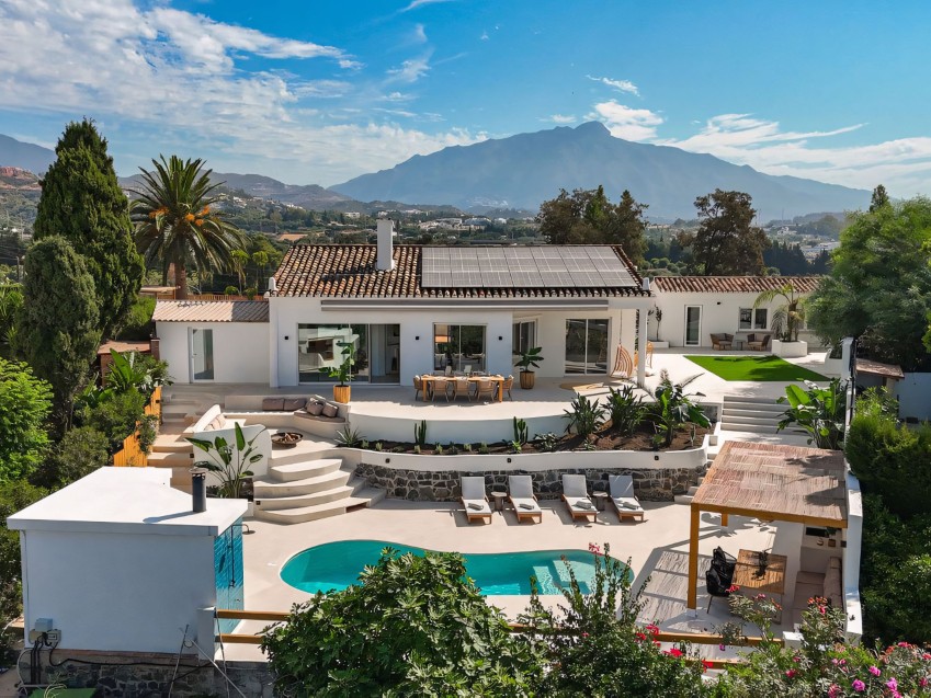 Gerenoveerde villa in Guadalmina Alta, Valle del Sol Buitenaanzicht van de gerenoveerde gelijkvloerse villa met zwembad en terrassen in Guadalmina Alta, nabij San Pedro en de golfbaan.