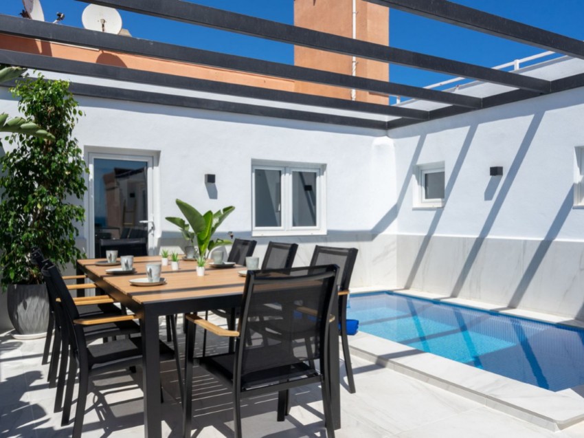 Penthouse met privézwembad in Fuengirola Vierkamerpenthouse met privézwembad en zeezicht aan de Paseo Marítimo van Fuengirola.