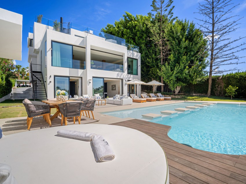 Villa in Nueva Andalucía in Marbella’s Golf Valley met spa en bioscoop Buiten- en binnenruimtes van een moderne gezinsvilla in het Golf Valley van Nueva Andalucía, Marbella.