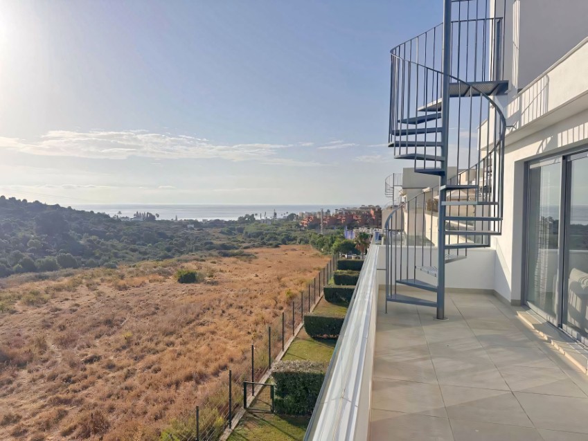 Penthouse met solarium in La Galera Estepona Costa del Sol Terras en zeezicht van het penthouse met 3 slaapkamers in La Galera Estepona Costa del Sol