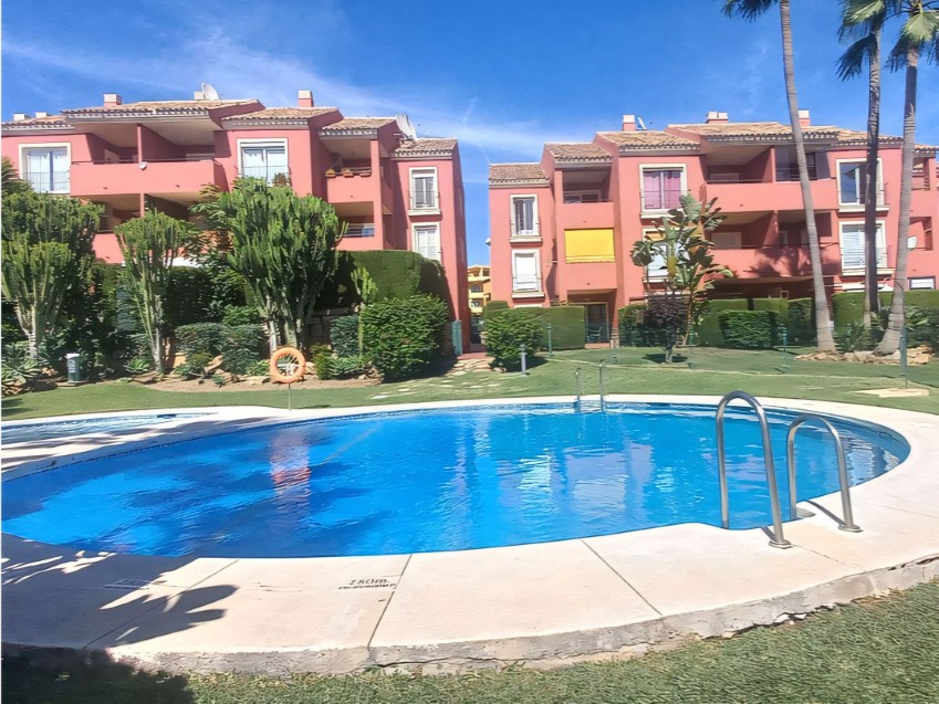 Appartement in Eagle Golf Park Riviera del Sol Beganegrondappartement met drie slaapkamers, terras en privé tuin in Eagle Golf Park, Riviera del Sol, Mijas Costa.