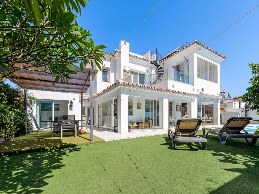 Villa met 3 slaapkamers nabij het strand in Costalita, Estepona Gezinsvilla met privézwembad en terrassen, gelegen nabij het strand in Costalita aan de New Golden Mile van Estepona.