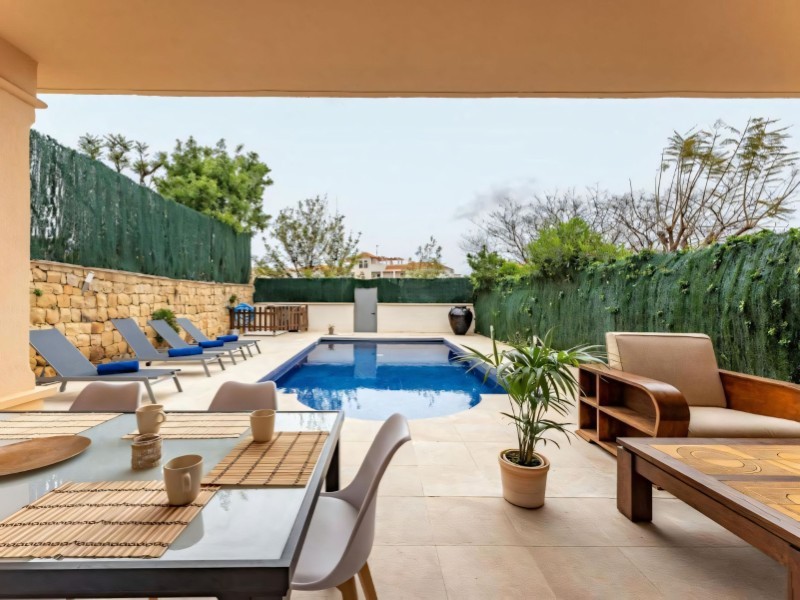 Villa in Los Flamencos met zwembad Halfvrijstaande villa met 4 slaapkamers te koop in Los Flamencos, Riviera del Sol, Mijas Costa aan de Costa del Sol