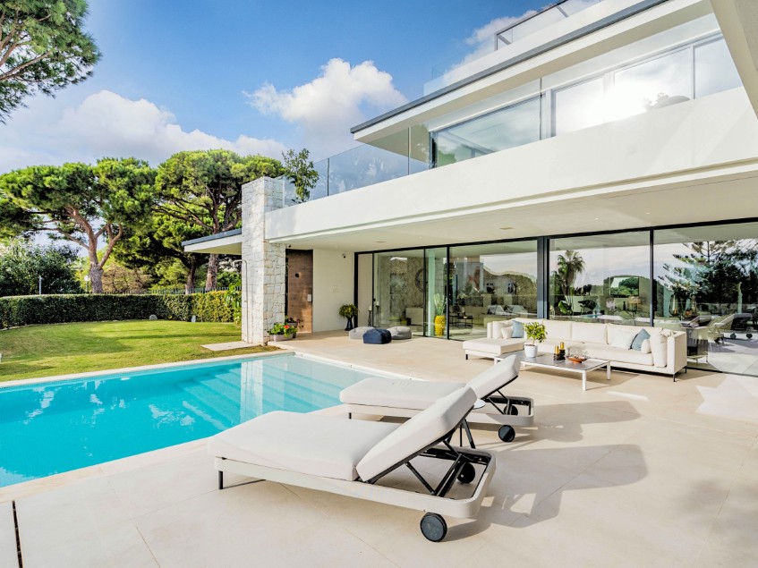 Villa dichtbij het strand in Marbesa, Oost Marbella Luxe eigentijdse villa in Marbesa, Oost Marbella met zes slaapkamers met en suite badkamers, verwarmd zoutwaterzwembad, lift, fitnessruimte, bioscoopruimte en zeezicht, op loopafstand van het strand en de voorzieningen van Elviria en Marbesa.