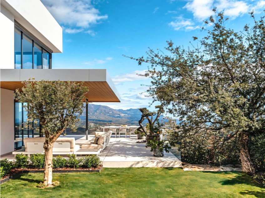 Luxe eigentijdse villa met panoramisch zeezicht in La Mairena nabij Marbella Eigentijdse familievilla in La Mairena met panoramisch uitzicht over de Middellandse Zee, verwarmd zwembad, ruime terrassen en een rustige ligging boven de kust van Marbella.