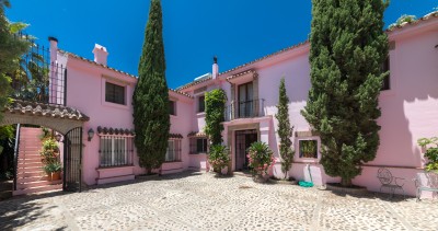 Villa med 5 sovrum och öppen utsikt i Puerto del Almendro Benahavís
