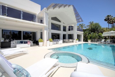 Luxury contemporary style villa for sale  in Nueva Andalucia with 5 en suite bedrooms