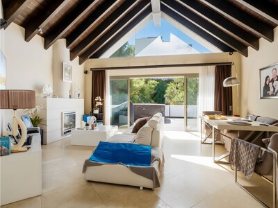 Luxuriöses Duplex-Penthouse am Tee 5 in Los Flamingos, Benahavís.