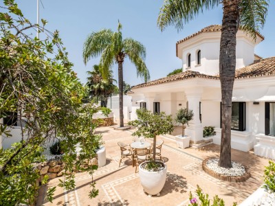 Luxury villa on the front line of Aloha Golf in Nueva Andalucía