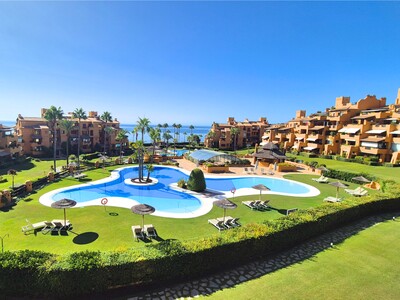 Renoverad och möblerad strandlägenhet med 3 sovrum till salu i Los Granados del Mar Estepona