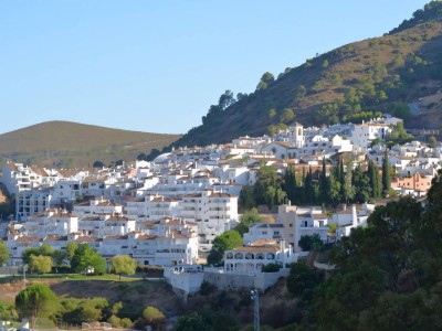 Apartamento dúplex renovado de 4 dormitorios en el centro del pueblo de Benahavís en la Costa del Sol