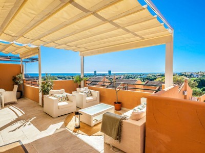 Ático dúplex de 2 dormitorios en venta en Los Lagos de Santa Maria Golf, Elviria, Marbella Este en la Costa del Sol