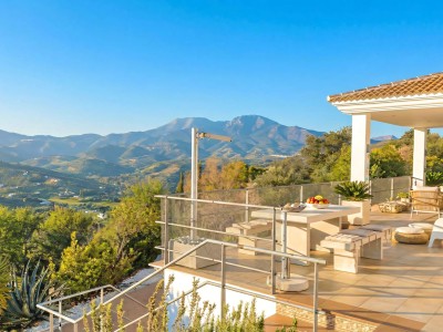 Landvilla mit offenen Ausblicken zum Verkauf in Guaro Malaga an der Costa del Sol