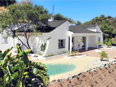 Renovated 5 bedroom country villa for sale in Estepona on the Costa del Sol