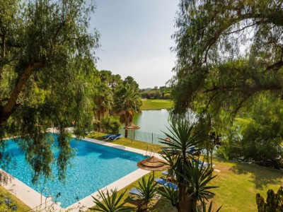 Apartamento renovado de 2 dormitorios en venta en Los Balcones de la Quinta, Benahavis en la Costa del Sol