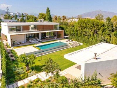 Villa contemporánea de 6 dormitorios en venta en Guadalmina Alta Marbella Costa del Sol