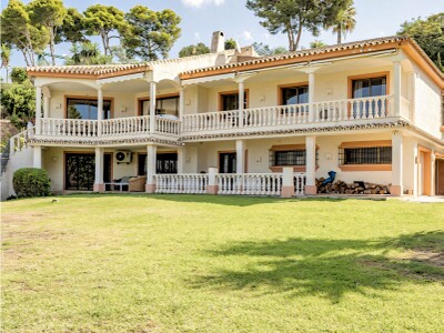 5 bedroom villa with sea views for sale in El Rosario, Marbella on the Costa del Sol