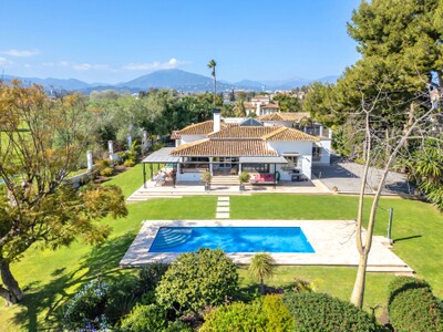 Villa in erster Golflinie zum Verkauf in San Pedro de Alcantara, Marbella an der Costa del Sol