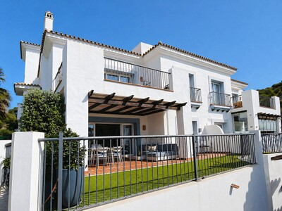 3 bedroom apartment for sale in Pueblo Paraiso El Paraiso Alto Benahavis Costa del Sol
