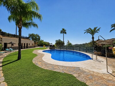 Apartamento de dos dormitorios con jardín en venta en La Mairena sobre Elviria en la Costa del Sol