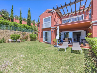 Apartamento de tres dormitorios con jardín en venta en Balcones de La Mairena, Ojén en la Costa del Sol