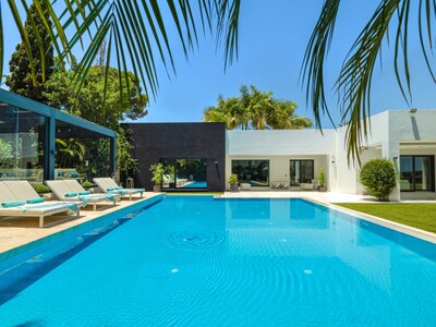 Lyxvilla i modern stil till salu i Marbellas Golf Valley i Nueva Andalucía