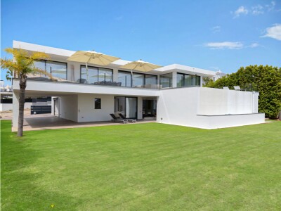 Villa contemporaine de 5 chambres à vendre près du port de plaisance de Cabopino, Marbella Est sur la Costa del Sol