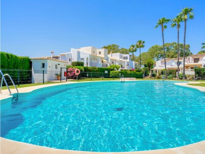 Adosada renovada de 3 dormitorios en venta en Vista Azur, Nueva Atalaya en la Nueva Milla de Oro de Estepona