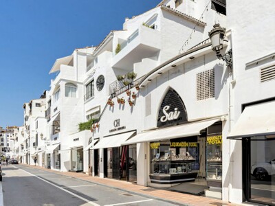 2 Bedroom Apartment for Sale in Puerto Banús, Marbella