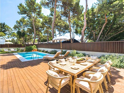 Renovated 5-Bedroom Villa for Sale in Nueva Andalucia, Within Walking Distance to Puerto Banús