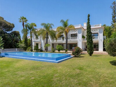 Luxury villa close to the beach at Casasola near Guadalmina, Baja Marbella.
