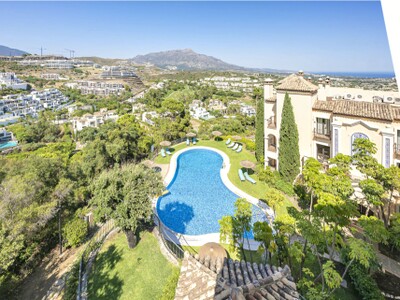 Ático de lujo renovado de 3 dormitorios en venta en Buenavista Vista de la Quinta, Benahavís, en la Costa del Sol.