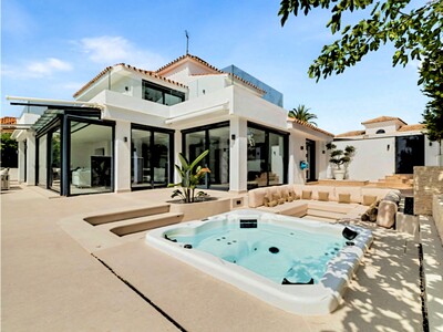 4-bedroom luxury villa for sale in Nueva Andalucía, Marbella.