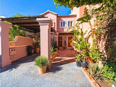 Renovated three-bedroom townhouse in Nido de Halcones, near La Quinta Golf, Benahavis.