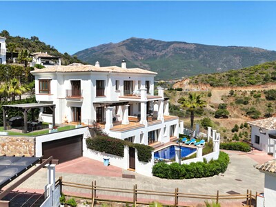 Family 5-bedroom villa in Benahavís Hills Country Club, near Benahavís Village on the Costa del Sol