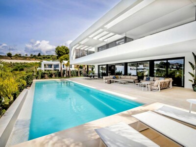 6-bedroom family villa for sale on the edge of Marbella's Golf Valley in Nueva Andalucía
