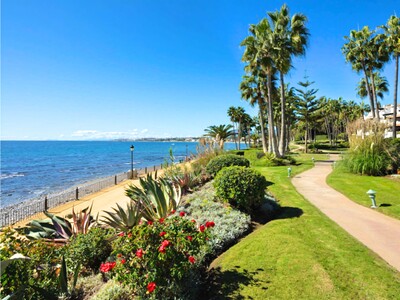 Luxury 3-bedroom apartment on the beach at Puente Romano, Golden Mile, Marbella.