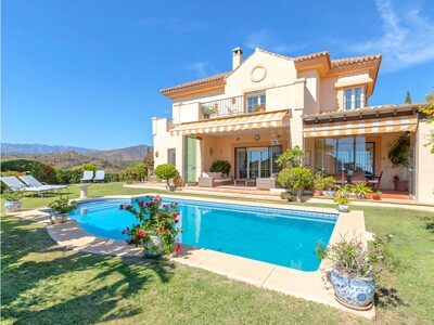 4/5-bedroom family villa for sale with sea views in Elviria, Marbella.