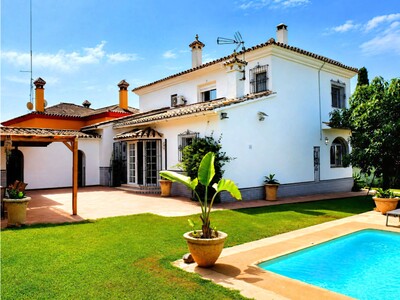 Chalet tradicional de 5 dormitorios en venta en El Real Panorama, Marbella Este