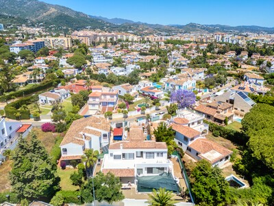 Newly built five-bedroom luxury villa in Marbella, close to the town and beaches.