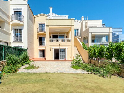 Radhus med 5 sovrum till salu nära stranden i Jardines Bahía, Estepona