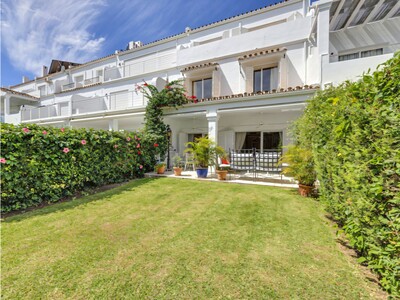 Familjeradhus med 5 sovrum till salu i Las Jacarandas, La Quinta Golf, Benahavís