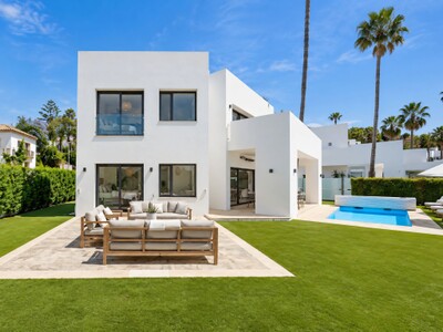 Contemporary 5-bedroom villa for sale at Atalaya Fairways in Benahavís, off the New Golden Mile