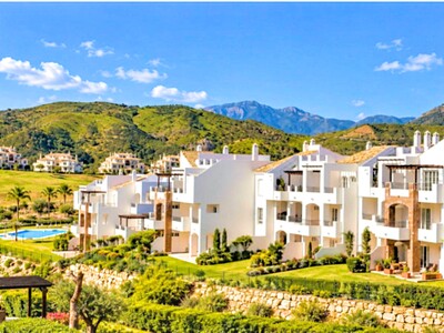 Luxuriöses und geräumiges Apartment mit 2 Schlafzimmern in Los Robles, Los Arqueros, Benahavís, zu verkaufen