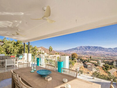 Elegant modern villa med fri utsikt till salu i La Mairena, Ojén, på Costa del Sol