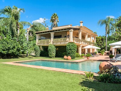 Charaktervolle Villa in zweiter Strandlinie zum Verkauf in Los Monteros Playa, Ost-Marbella
