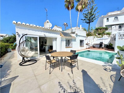 Fristående hus med 3 sovrum och pool till salu på gångavstånd från stranden i Calahonda