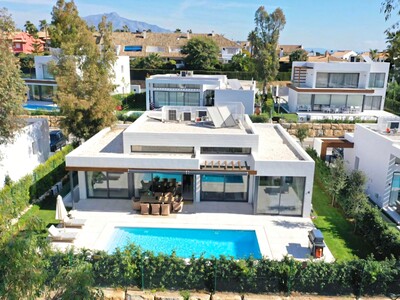Contemporary 4-Bedroom Villa for Sale in Arboleda, Atalaya, Estepona
