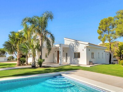 Elegant 5-bedroom villa for sale in El Madroñal, Benahavís